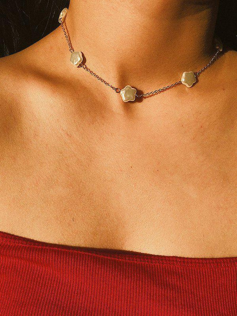 Flower Shape Faux Pearl Chain Necklace